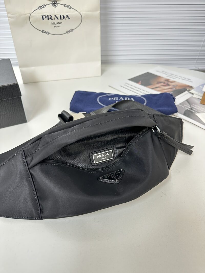 Comes with a gift box size of 2 5x 11 x 5 PRADA waist bag/chest bag model 2VL034. This waist bag design is not only practical but also enhances the overall design sense, making it easy to raise the body proportion. The bag can be worn as a chest bag ...
