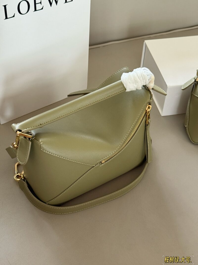 9b22f0fa53.jpg 235 260 box
Size: 18 * 10cm (mini)
24 * 15cm (large size)
Loewe Geometry Package Puzzle
Truly cannot be missed,
?? Cowhide quality!
Completely hold on!
Advanced high is about to overflow!
Did you adjust the color of this eucalyptus green puzzle t...