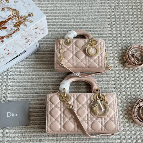 、
Dior lady's new long sheepskin powder full set packaging
Dior's all-new D-joy is making a strong comeback, with the rhythm of a big hit. The bag comes with two shoulder straps and multiple back styles, making the upper body both beautiful and sty...