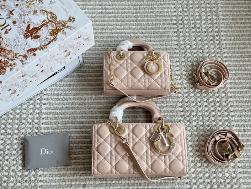 9b27a73f35.jpg 、
Dior lady's new long sheepskin powder full set packaging
Dior's all-new D-joy is making a strong comeback, with the rhythm of a big hit. The bag comes with two shoulder straps and multiple back styles, making the upper body both beautiful and sty...