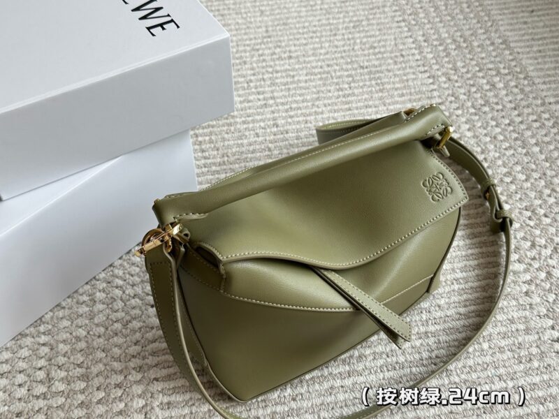 260 boxes
Size: 24 * 15cm (large)
Loewe Geometry Package Puzzle
A very textured color,
Green Puzzle Edge is very advanced!
?? Cowhide quality!
Completely hold on!