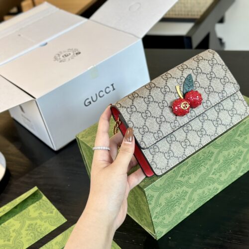 Comes with folding box airplane box
size：20*13cm
Small cherries that are particularly popular every year
GG Cherry Chain Bag
Cute and compact
Gucci Customized Edition!