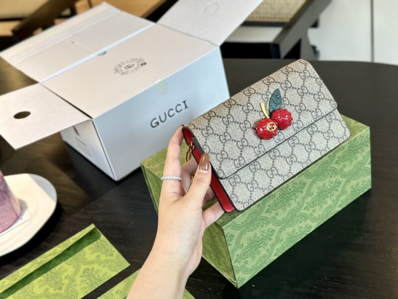 Comes with folding box airplane box
size：20*13cm
Small cherries that are particularly popular every year
GG Cherry Chain Bag
Cute and compact
Gucci Customized Edition!