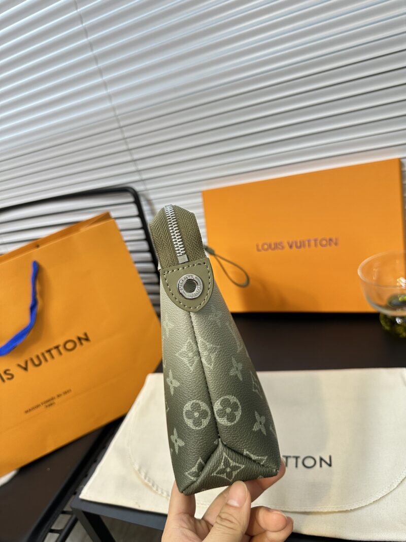 Exclusive real shot of overseas original M11545! This Pochette Voyage Souple clutch is made of Monogram Gradient canvas, cleverly presenting a Monogram pattern that gradually disperses upwards. It can also be placed in a handbag, making daily needs e...