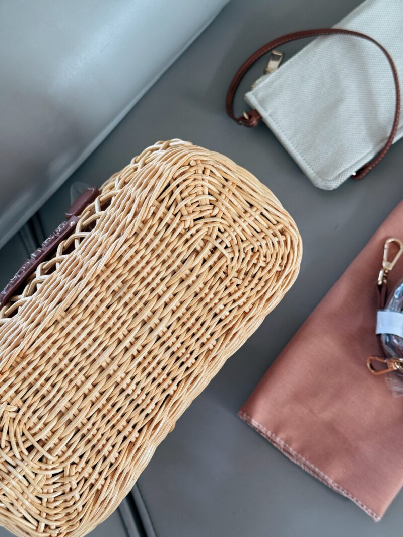 9b86652a7b.jpg 250 boxes
size:24*18cm
Miumiu Summer Limited Edition|
New woven vegetable basket
A chaotic hobo bamboo woven bag with a raging fire
The cute cowhide iconic logo becomes a highlight, it's so beautiful