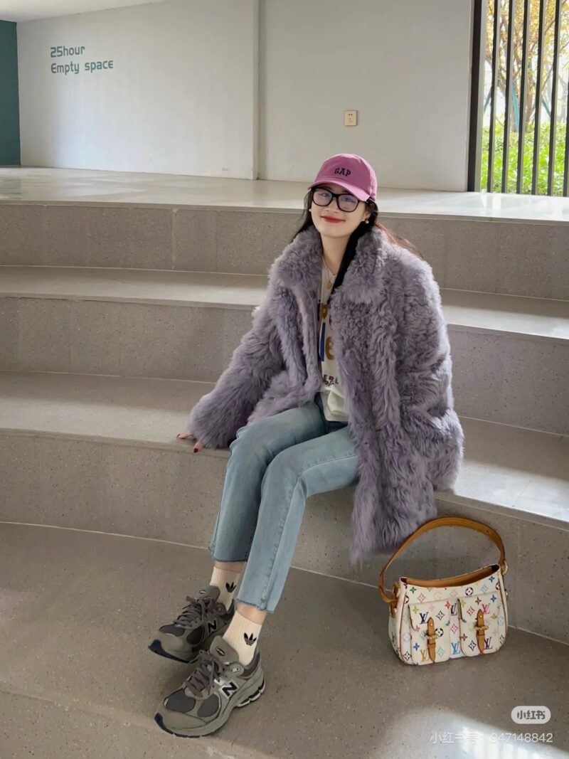 9b8fd5de40.jpg -The famous King of Bags in the medieval world, with a double pocket college style, playful and cute color matching, and full capacity, can be paired with casual hoodies or coats without any sense of incongruity. Even the fairy sisters are under its ...