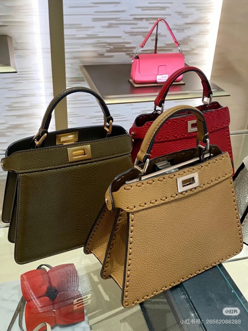 Fendi is versatile in any style of clothing, casual or professional, even down jackets, exuding a low-key and luxurious temperament.