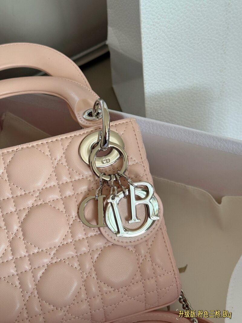 260 box upgrade version
Size: 17 * 15cm (three grids)
Dior handbag by Diana
D Family Princess Silver Button
It's very simple and elegant to hold in your hands and shoulders!
The milky sound makes one feel refreshed and happy
configuration ? Chain s...