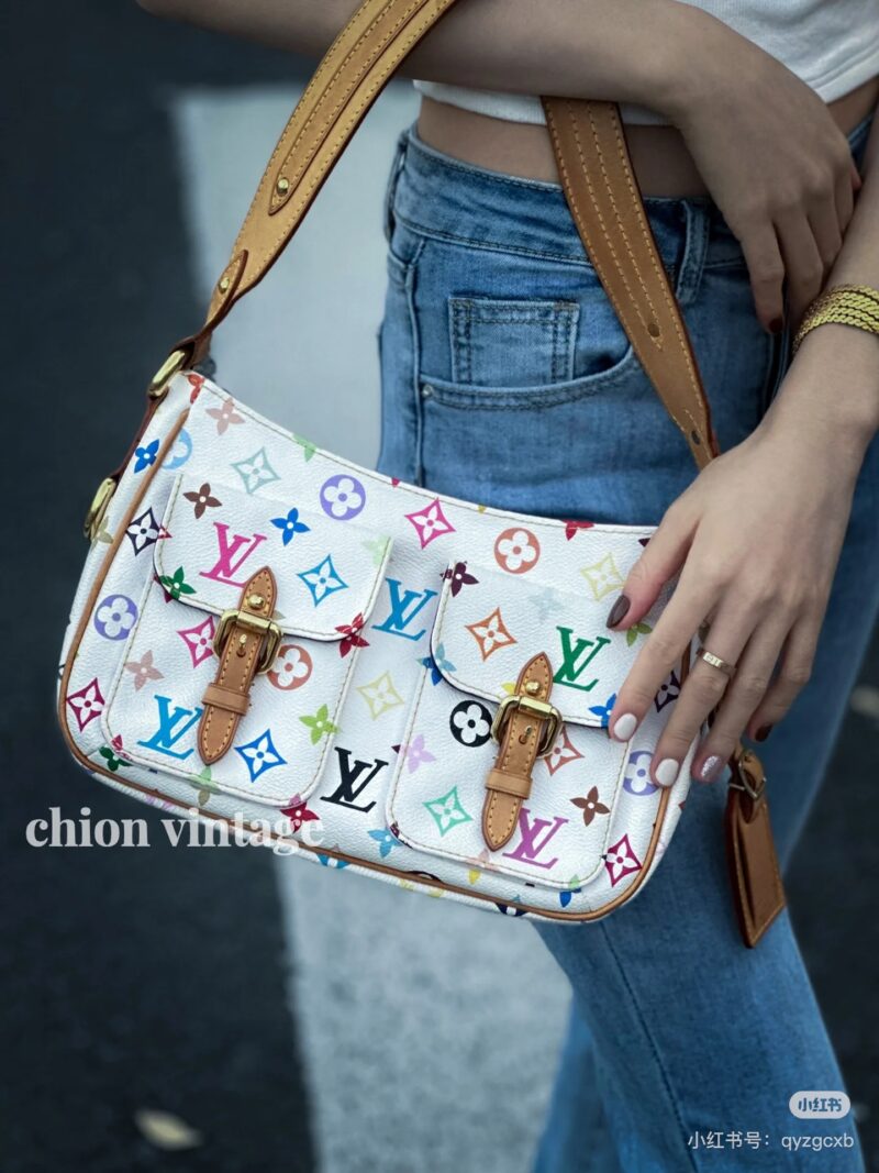 9b9d41d2c5.jpg -The famous King of Bags in the medieval world, with a double pocket college style, playful and cute color matching, and full capacity, can be paired with casual hoodies or coats without any sense of incongruity. Even the fairy sisters are under its ...