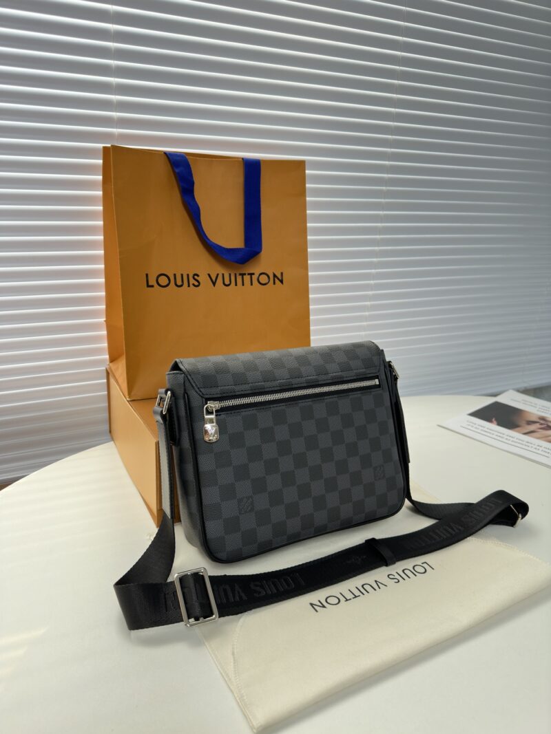 Comes with a premium gift box (top of the line original order) M 42710 checkerboard pattern
This District small mailman bag is more square and compact than the previous version, reinforced with Damier Graphite coated canvas for classic contours and d...