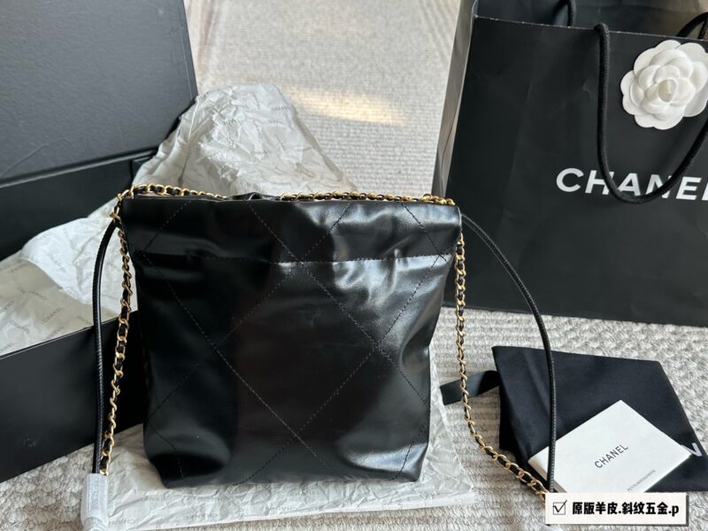 9bcaf3a8dd.jpg 295 original sheepskin box
size:20*20cm
Xiaoxiangjia Mini 22bag
The scaled down 22bag looks particularly cute and playful,
The first layer is made of calf leather material,
Soft and lightweight!
Search for garbage bag mini