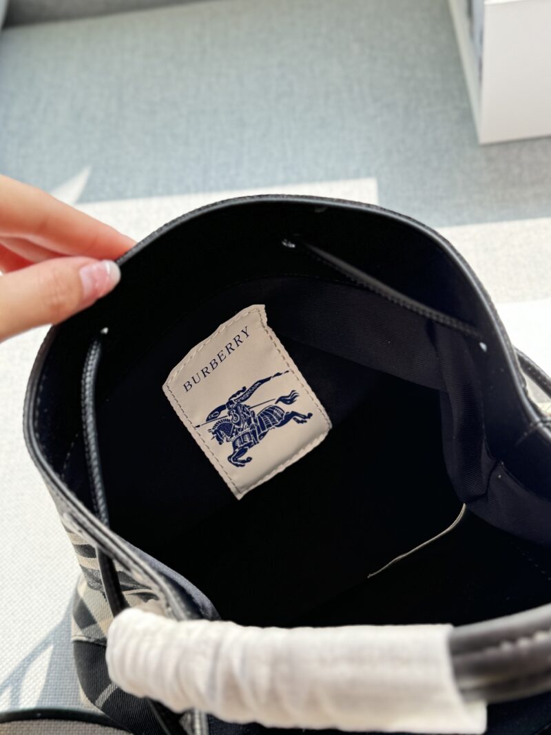 200 fold box
size：26×26
Burberry plaid bucket bag, single shoulder handbag
B's one of the few bags with both design and sophistication
Can be carried by hand or slung diagonally
Various styles can be mastered and super versatile~
Compared to other...