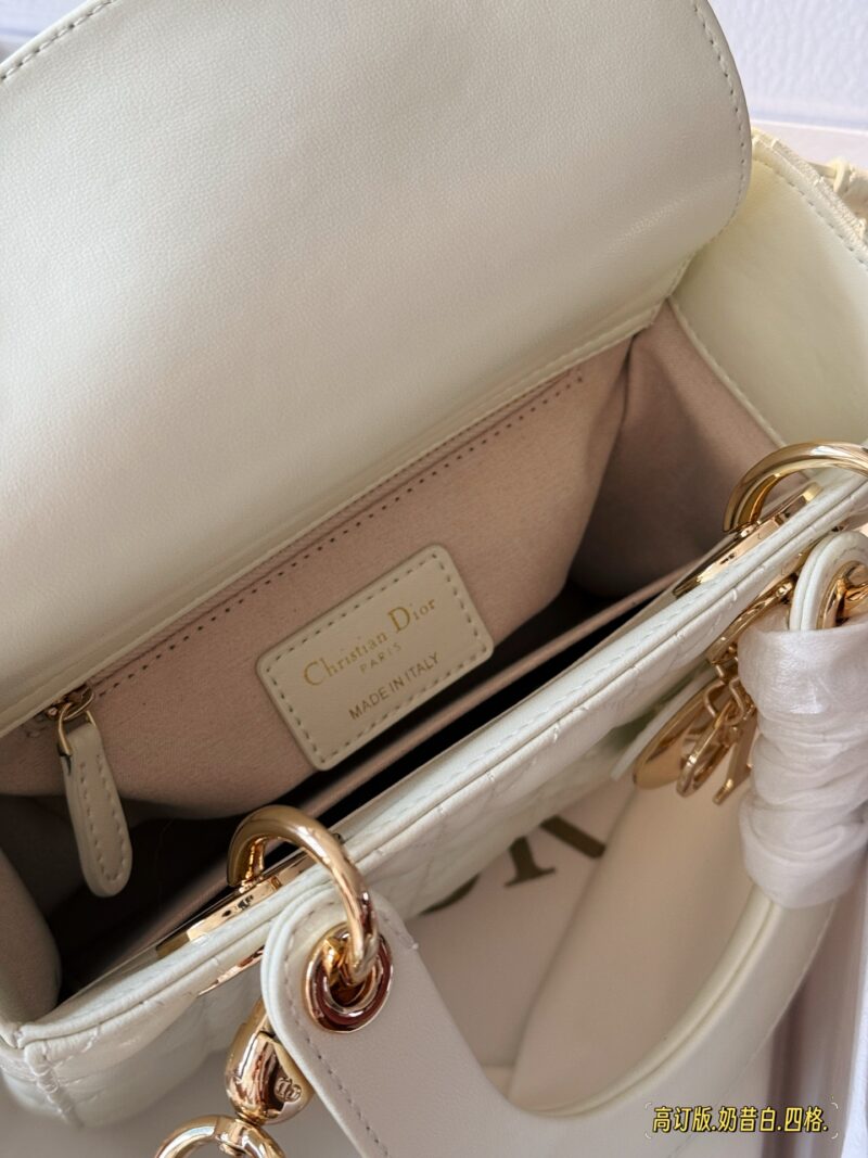 9bec576ad1.jpg 265 box
Size: 21cm (4 grids)
- Lady milkshake bag customized version returns!
D's consort, super eye-catching!
High end quality, free comparison of details,
Don't get too involved, dear!
Starting my summer with Dior Consort