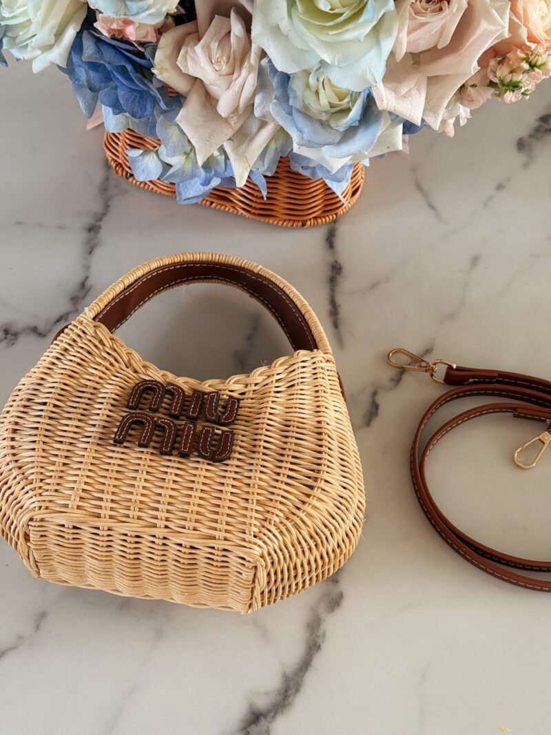 210 box
size：22*12cm
Miumiu Summer Limited Edition|
New woven vegetable basket
A chaotic hobo bamboo woven bag with a raging fire
The cute cowhide iconic logo becomes a highlight, it's so beautiful