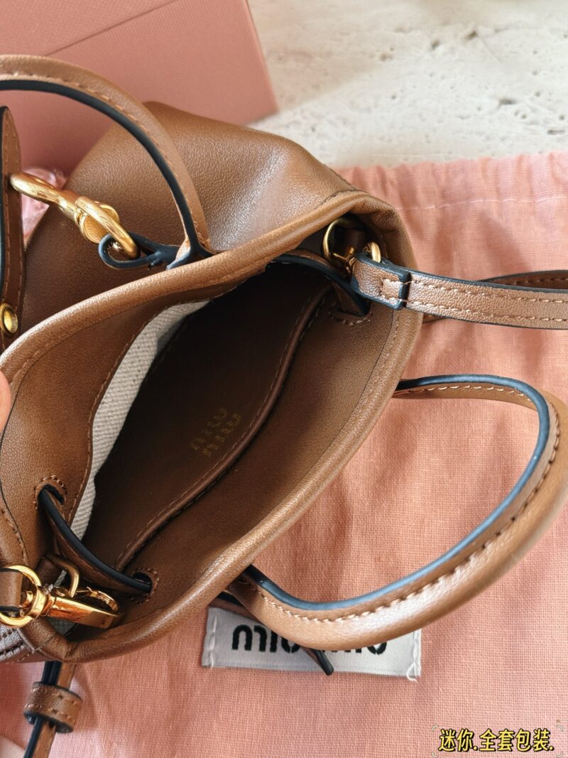 260 box full set packaging
size：13*10cm
Miu Aventure Shell Bag is so cute
When the tote bag is reduced in size
It's so cute
Exquisite walking, retro beauty, and a sense of visual appeal~
A small bag that can be used as a pendant and can be used as ...