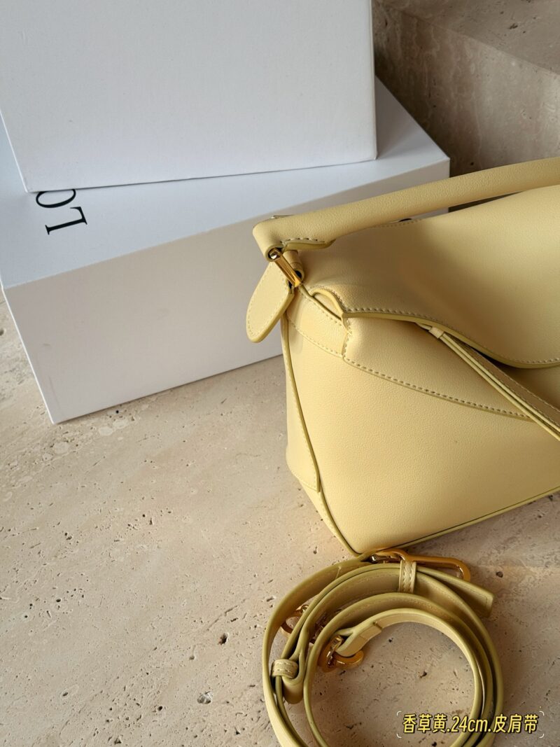 9bf7318b7c.jpg 235260 box
Size: 18 * 10cm (mini)
24 * 15cm (large size)
Loewe Geometry Package Puzzle
Truly cannot be missed,
?? Cowhide quality!
Completely hold on!
Milk like vanilla yellow!
It's already beautiful enough without any decorations!