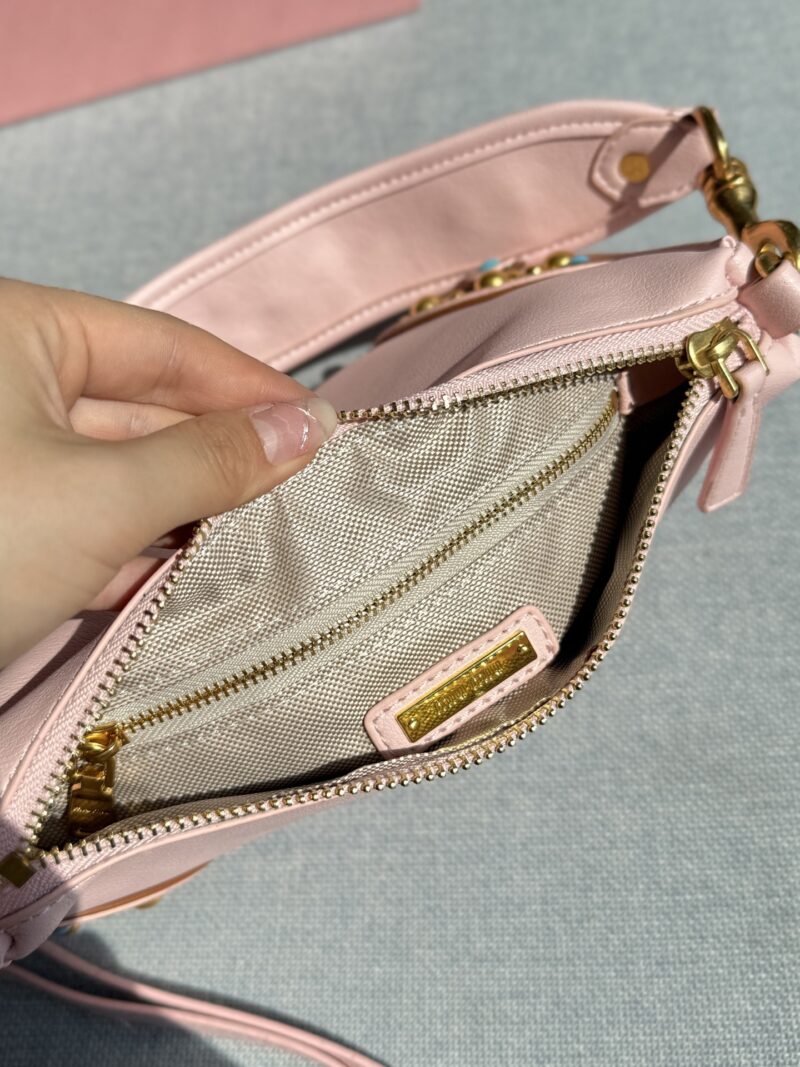 9bf82001ff.jpg 215 Heaven and Earth Cover
size:24×13
MIU MIU Riveted Underarm Bag Used Bag
Show off vintage bags Come and watch! The simple and clean design of the 2025 Spring/Summer collection bags
Highlighting functional practicality, soft and comfortable touc...