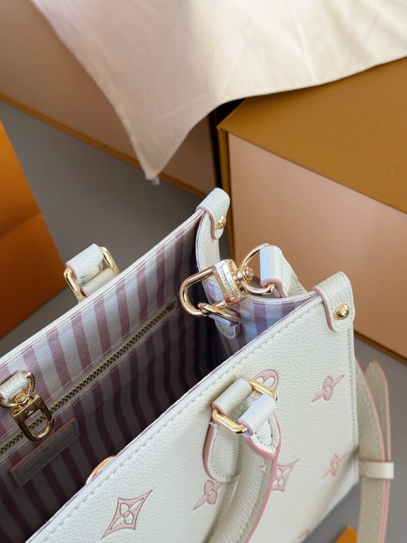 9c0db4ee9d.jpg 240 with box 520
Size: 25 * 20cm (small)
Excellent quality, understand the goods ??
It's really too advanced!
New Light Milk Strawberry On the Go Tote Bag
Tote bags look really good~
Comes with a pendant that is perfect for little sweet girls to...