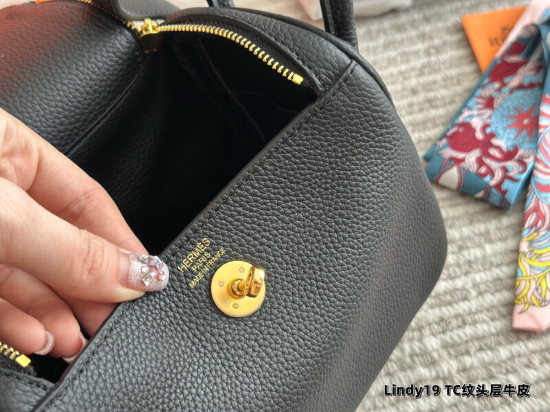 9c0dd490ff.jpg 300 sets of complete packaging
size:19*13cm
?? top layer leather!
H Home Mini Lindy
? Crossarm ? Hand carried!
A perfectly cute little one!