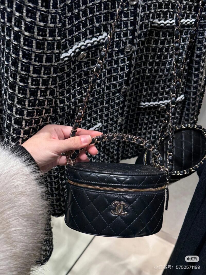 9c1f14f9d2.jpg Chanel's new small box bag