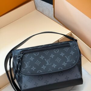 260 boxes
size：24*19cm
L's postman bag pulse! Black Warrior!
It really grows on my aesthetic point,
Simple and versatile, spacious!
There are still some clever ideas in the compartment!
There is enough space to fit another iPad mini!
