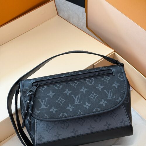260 boxes
size：24*19cm
L's postman bag pulse! Black Warrior!
It really grows on my aesthetic point,
Simple and versatile, spacious!
There are still some clever ideas in the compartment!
There is enough space to fit another iPad mini!