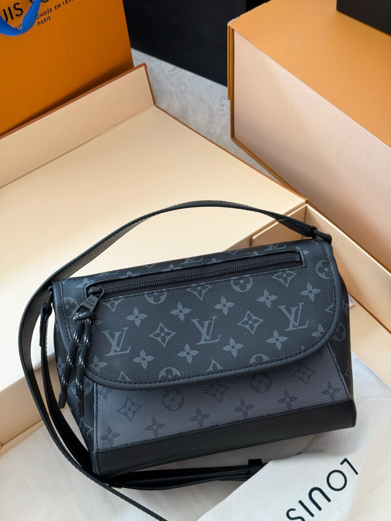9c22c7385c.jpg 260 boxes
size:24*19cm
L's postman bag pulse! Black Warrior!
It really grows on my aesthetic point,
Simple and versatile, spacious!
There are still some clever ideas in the compartment!
There is enough space to fit another iPad mini!