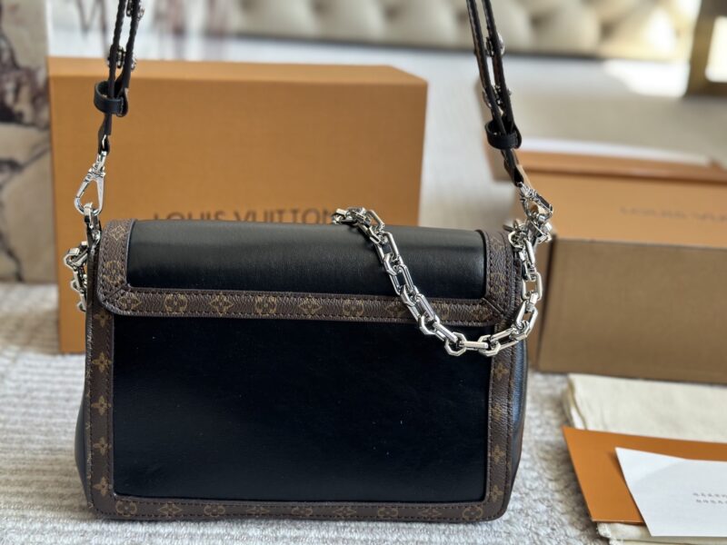 ￥ 285 New Product
LV | Soft Daphne | Show off New Product
Appearing at the 2025 Spring/Summer fashion show with cowhide trim to ensure the comfort of the bag, the Dauphine Soft handbag features a monogram cut for a soft look
Suitable for both men an...