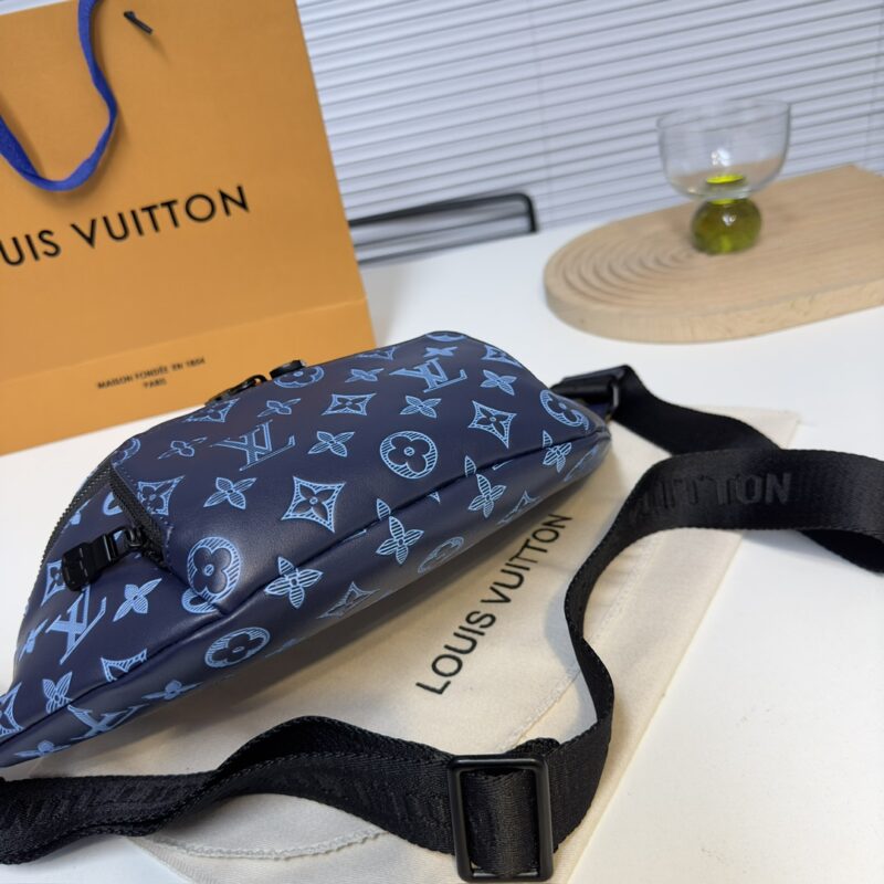 Donkey waist bag/chest bag model M25227 all leather blue. This waist bag design is not only practical but also enhances the overall design sense, making it easy to raise the body proportion. The bag can be worn as a chest bag or crossbody bag, and ca...