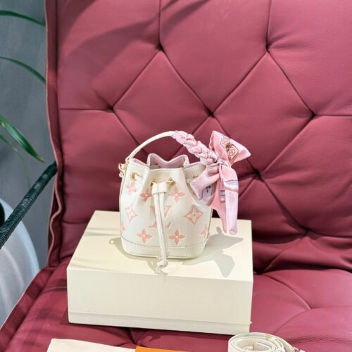 (Folding box)
size: 14x16
LV Louis Vuitton's new printed mini bucket bag comes in a new color scheme, with soft and delicate leather!
Can be carried by hand, can be carried on one shoulder or slung over the back,
Super durable, full of aura
Versatile...