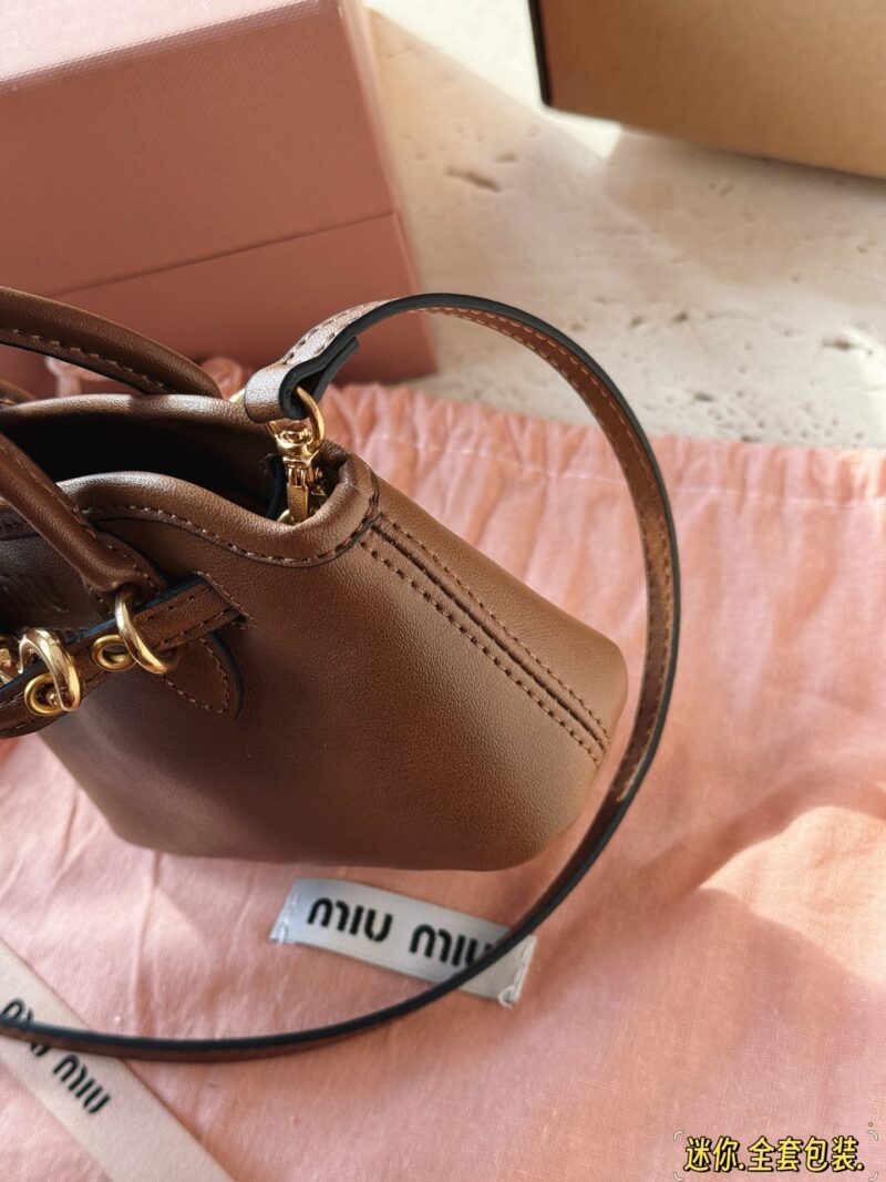 260 box full set packaging
size：13*10cm
Miu Aventure Shell Bag is so cute
When the tote bag is reduced in size
It's so cute
Exquisite walking, retro beauty, and a sense of visual appeal~
A small bag that can be used as a pendant and can be used as ...
