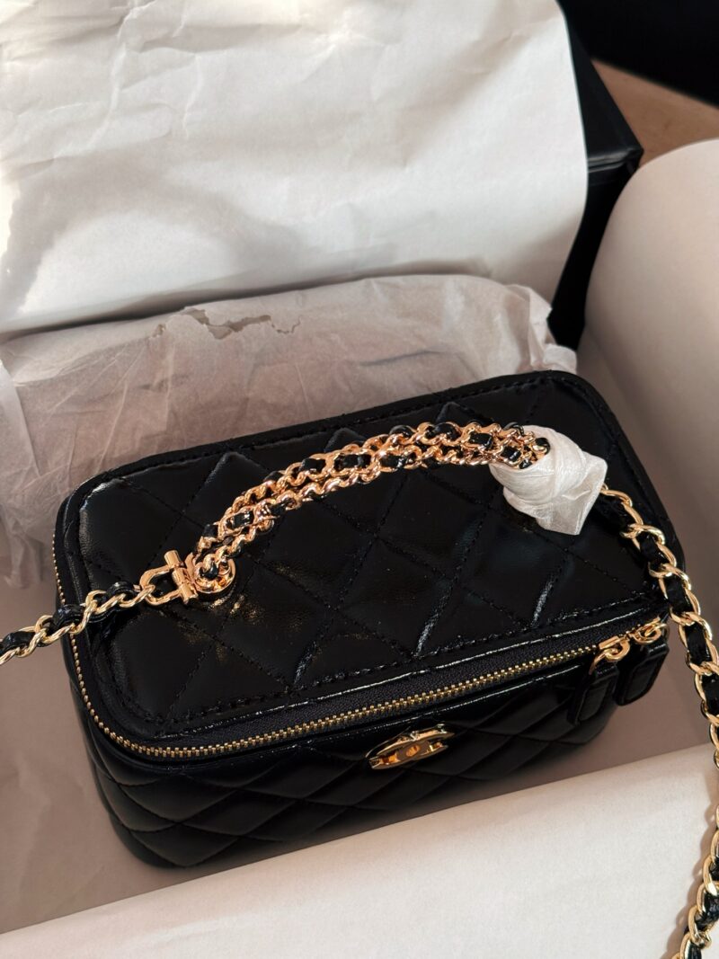 9c89ff6051.jpg Box pairing
size:18*10cm
Chanel Xiaoxiang Home Withdrawal Box Bag
The long box with black gold Fried Dough Twists handle can be cool and cute
Various stubborn shapes
Truly fragrant