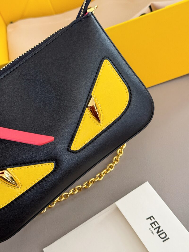 9ca17a2525.jpg 220 boxes
size:20*12cm
Fendi Underarm Bag/Mahjong Bag
Fendi Tan Jianji's small charcoal fire is too awesome
The small charcoal fire continues to charge
The leather shoulder strap has a strong texture, and the hardware chain is more exquisite
Love, ...