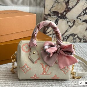 250 new model (with box)
size：20*14cm
L Home SS23 Speedy 20
Experience the joy of cherry blossom powder together~
Carrying a small bag, I really love it, love it~
?? Cherry Blossom
Search: Lv nano