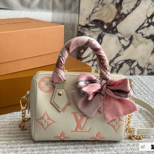 250 new model (with box)
size：20*14cm
L Home SS23 Speedy 20
Experience the joy of cherry blossom powder together~
Carrying a small bag, I really love it, love it~
?? Cherry Blossom
Search: Lv nano