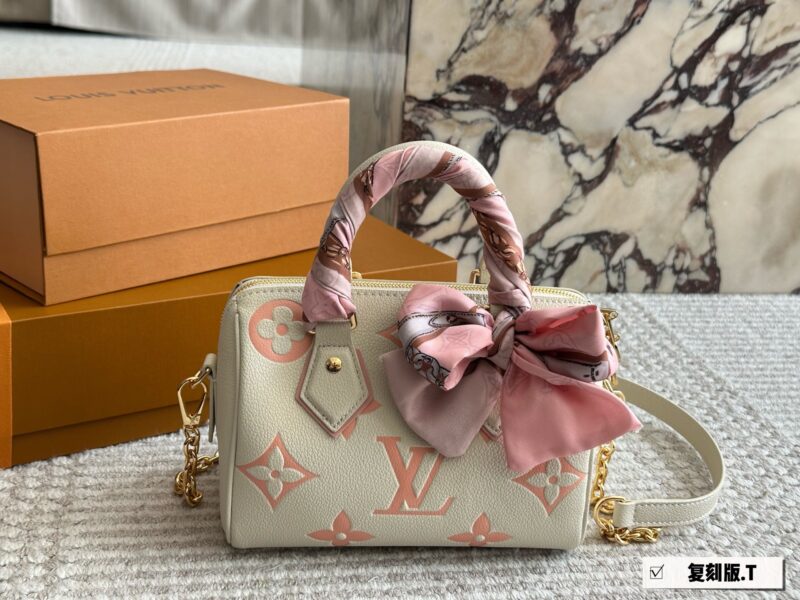 9ca23135a8.jpg 250 new model (with box)
size:20*14cm
L Home SS23 Speedy 20
Experience the joy of cherry blossom powder together~
Carrying a small bag, I really love it, love it~
?? Cherry Blossom
Search: Lv nano