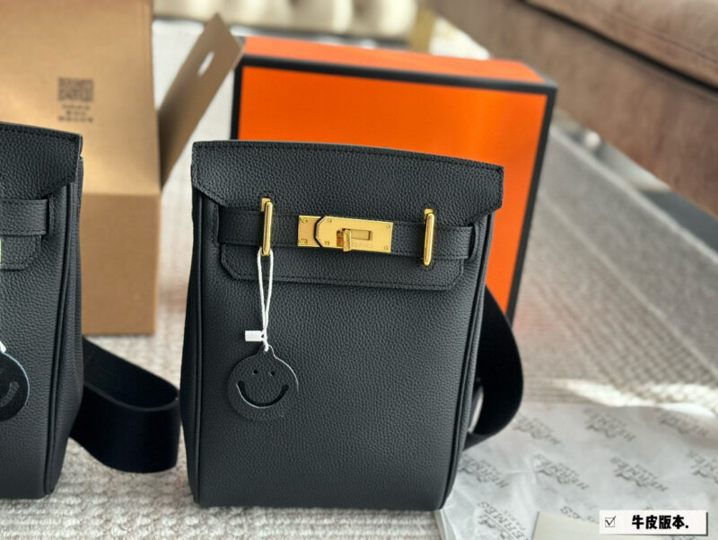 9ca5652a8f.jpg 310 original cowhide
Size 21 19cm with gift box
Hermes HAC A DOS
Hermes is very suitable for boys' bags, but Hac is really suitable for boys!! The most practical men's bag has a strong appearance and is also resistant to damage
Whether it's a crossbo...