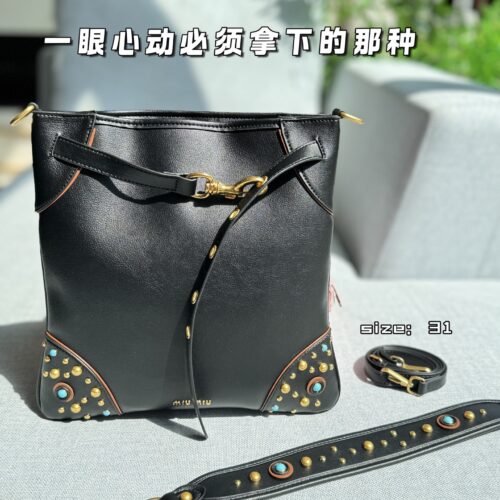 235 Heaven and Earth Cover
size：31×31
MIU MIU Riveted Underarm Bag Used Bag
Miu Miu turquoise hobo armpit bag
Miu should only exist in the sky | Ethnic style Miu Miu medieval bag
MiuMiu ethnic style armpit bag
First encounter
The kind that must be...
