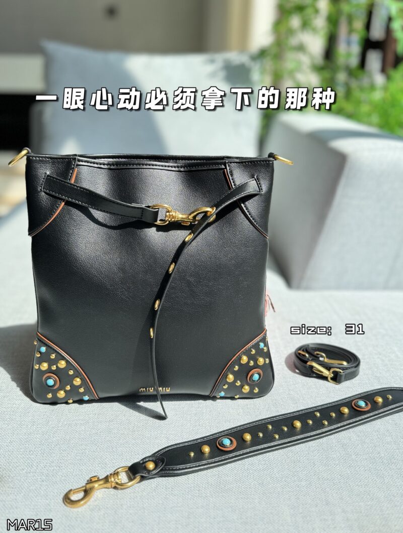 9ce44978c6.jpg 235 Heaven and Earth Cover
size:31×31
MIU MIU Riveted Underarm Bag Used Bag
Miu Miu turquoise hobo armpit bag
Miu should only exist in the sky | Ethnic style Miu Miu medieval bag
MiuMiu ethnic style armpit bag
First encounter
The kind that must be...