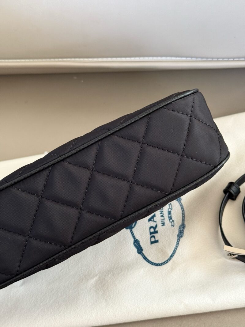9ce882fcec.jpg 165 boxes
size:24*13cm
How versatile Prada vintage armpit bags are!
Different occasions can be matched without any mistakes! Plus unique chains, diverse memorization methods!
I want to choose a lightweight and practical gift box
Just choose it!