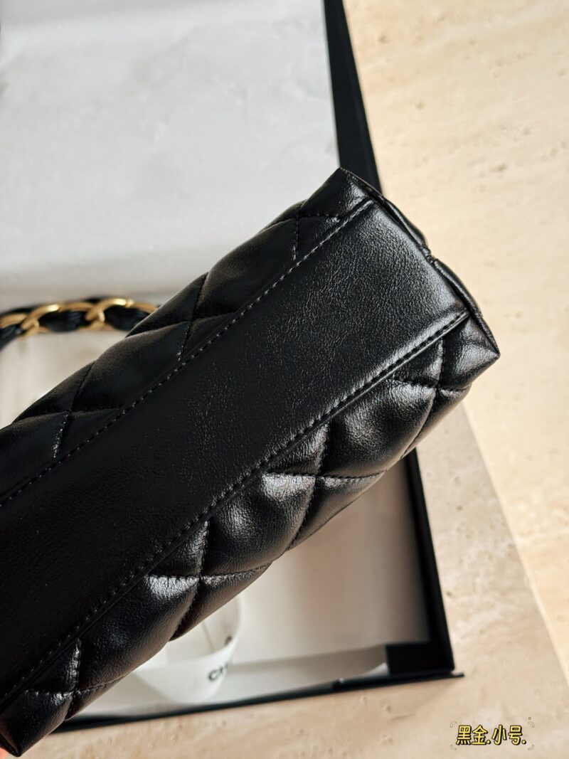 9cf61f96da.jpg Box oil wax skin
Size: 22 * 16cm (small)
26.5 * 17cm (medium)
30 * 23cm (large)
24Ahobo Xiaoxiang's home
Xiangxiang loves new styles recently
Hobo armpit bag exudes a strong atmosphere, who knows!! good-looking!