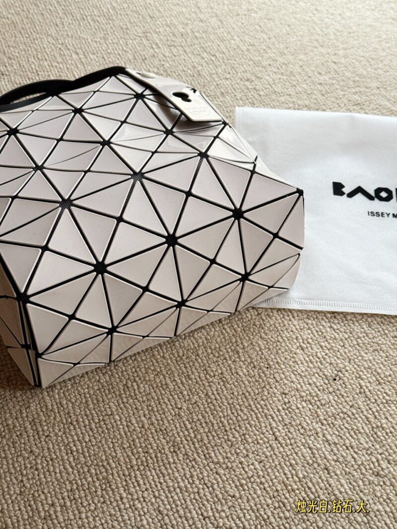 9cfa79c3b9.jpg 195 no box upgrade
issey miyake BAOBAO
Miyake Life Carat Diamond Series
Size 23 * 23cm
Perfect for summer
Light and convenient, small and fresh~
By folding the side sandwich, the bag body shows a plump appearance.