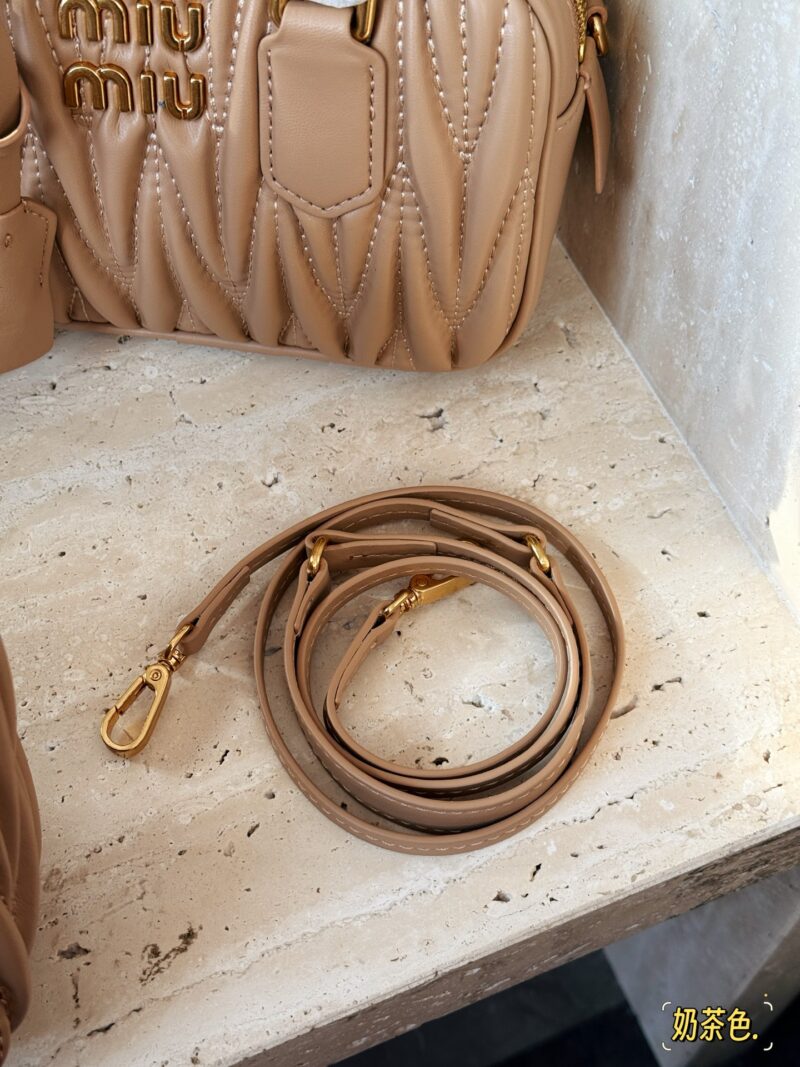 9d036fedf7.jpg 210 box
size:22*11cm
MiuMiu girl who can be cool and cute
Miumiu wander bag
Easy to match, can handle any style
The material is very soft
The capacity is also very good
Retro and playful hobo bag shape
It's a bag that I've been taking out almost ev...