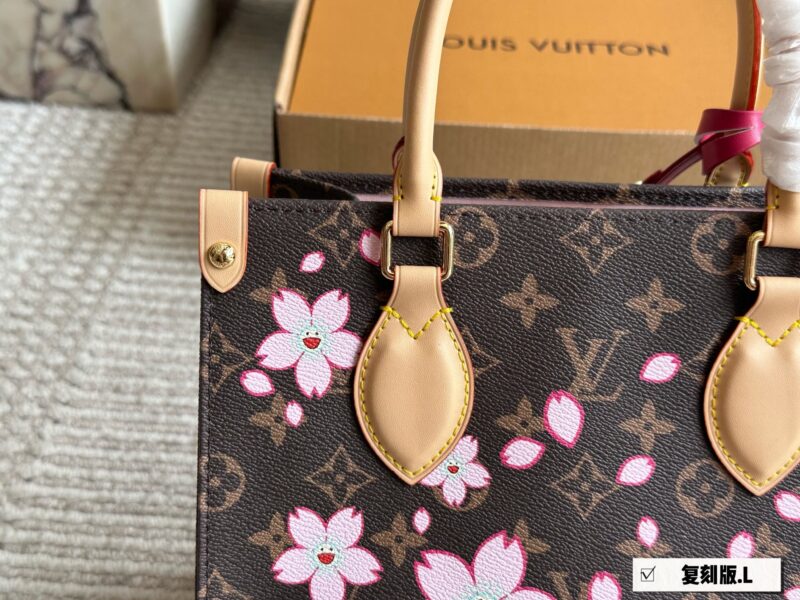 9d096d0aad.jpg 245 Sakura Limited Edition
size:25*20cm
The highly anticipated
L Home OnTheGo Small Account
Finally, my dream has come true
Little sisters, look
This small tote is your life bag