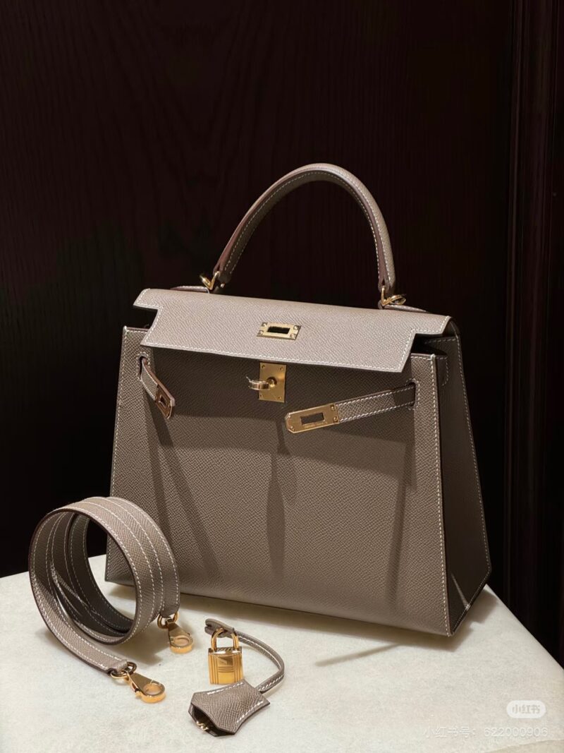 9d206cde79.jpg Black Gold Kelly 25 is so handsome!!! Hermes Kelly can't look up to other bags at first glance
Aima, you are really good at grasping my preferences!!!
Hermes/Hermes Kelly 25 Classic Black Gold Epsome Leather
The gold size is more rigid and three-dime...