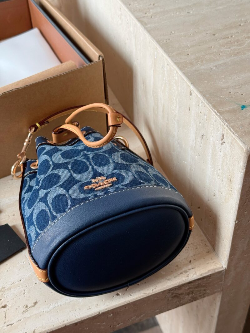 9d2238f6e3.jpg 225 boxes
size:14*16cm
C Mini Bucket Bag is super cute!
COACH | Who hasn't owned a denim denim bucket yet
What a cute and lovely little bucket!
Isn't it too delicate and cute
Search Coach Coach Bucket