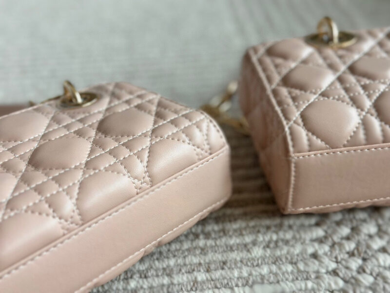 9d3e4d6cfd.jpg 、
Dior lady's new long sheepskin powder full set packaging
Dior's all-new D-joy is making a strong comeback, with the rhythm of a big hit. The bag comes with two shoulder straps and multiple back styles, making the upper body both beautiful and sty...