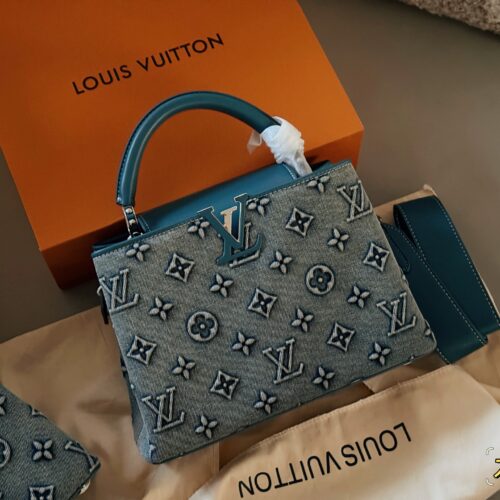 220230 box matching
Size: 22 * 13cm (new horizontal version)
28*17cm
L Capucines handbag
Full grain Taurillon cowhide cutting
It feels low-key but has a luxurious texture!!
classic! classic!