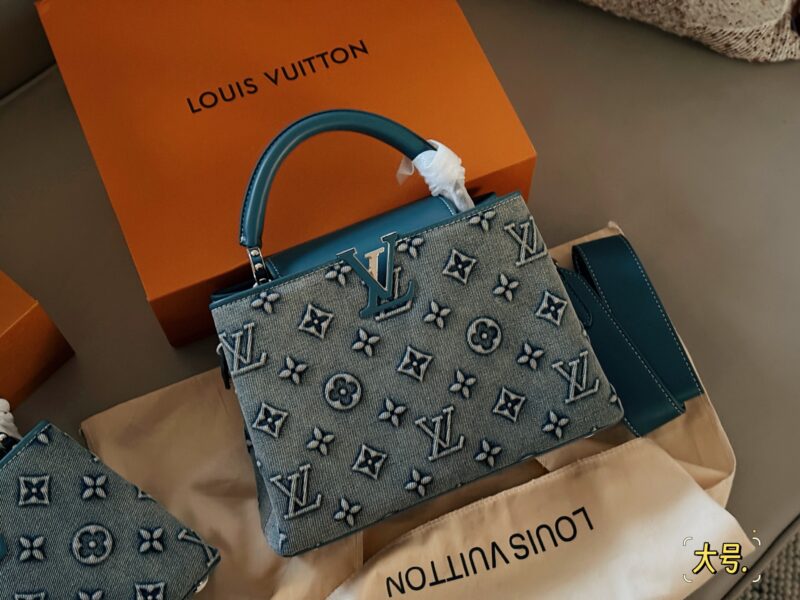 9d490b04a2.jpg 220230 box matching
Size: 22 * 13cm (new horizontal version)
28*17cm
L Capucines handbag
Full grain Taurillon cowhide cutting
It feels low-key but has a luxurious texture!!
classic! classic!