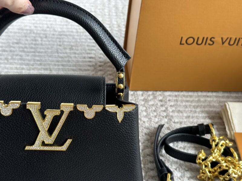 9d4eb00962.jpg ¥ 245 Folding Box
LVCapucines noblewoman bag gold buckle hardware, super complicated production process, a must-have for queen style, mini unique ultra wide shoulder strap, classic large logo design, combined with monogram classic small flower eleme...